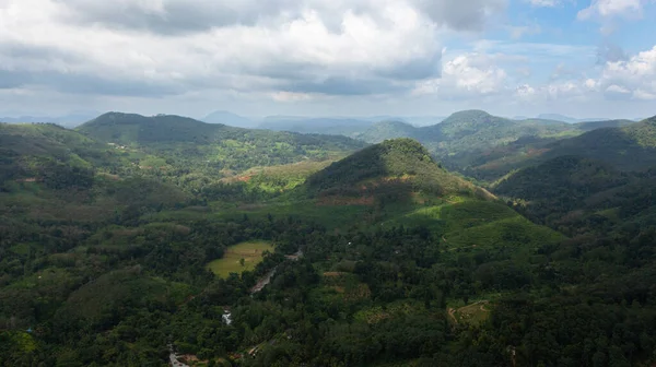 Vista Superior Montañas Cubiertas Selva Tropical Árboles Cielo Azul Con —  Fotos de Stock