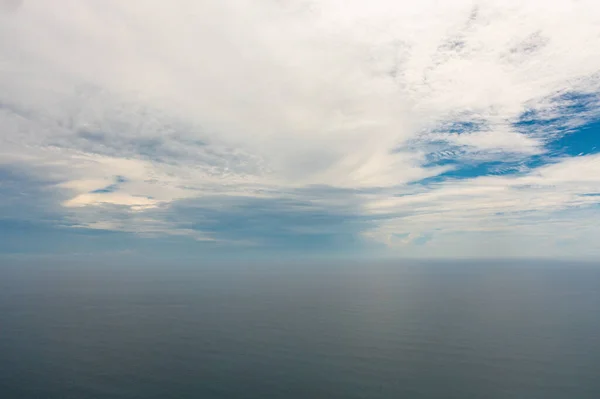 Dalgalı Mavi Denizin Bulutlu Gökyüzünün Havadan Görünüşü Okyanus Silüeti — Stok fotoğraf
