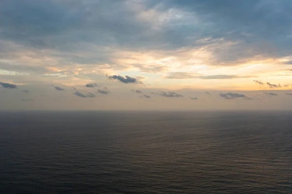 Blått Hav Och Himmel Med Moln Vid Solnedgången — Stockfoto