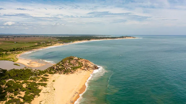 Tropiskt Landskap Med Vacker Strand Det Blå Vattnet Krokodilklippa Sri — Stockfoto