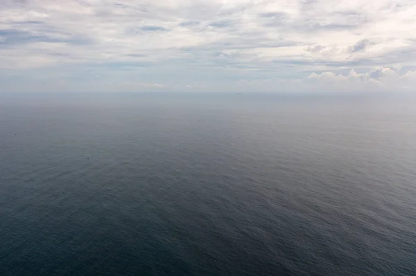 Vue Dessus Mer Bleue Avec Vagues Ciel Avec Nuages Skyline — Photo