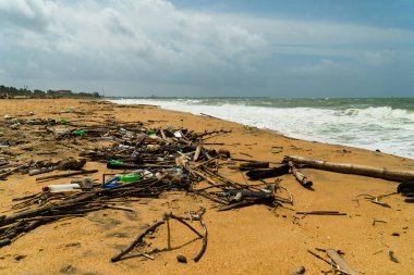 Çöpe atılmış plastik atıklar deniz kabarması ve çevresel atıklar sonrası çöp kirliliği. Negombo, Sri Lanka.