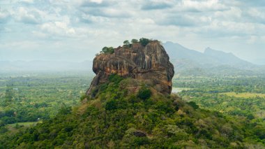 Sri Lanka 'da Dambulla yakınlarındaki Sigiriya Kayası ya da Lion Rock. Yeşil yağmur ormanı ve orman.