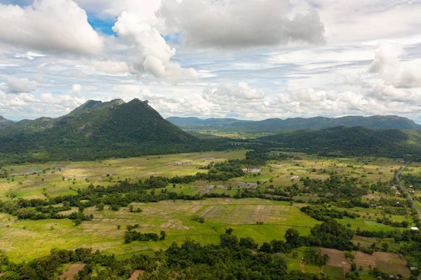 Sri Lanka 'nın dağlık bir bölgesinde yağmur ormanı ve tarım arazisi olan dağların havadan görünüşü.