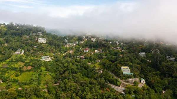艾拉镇在云彩和茶园之间的群山之中 斯里兰卡 — 图库照片