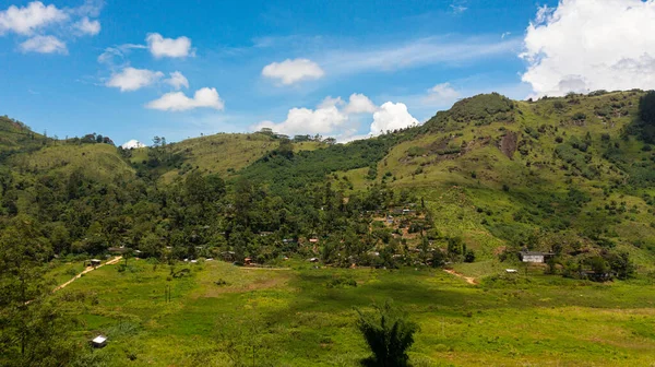 Colline Verdi Montagne Sullo Sfondo Cielo Azzurro Nuvole Sri Lanka — Foto Stock