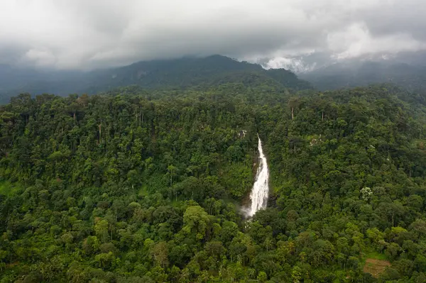 Uma Bela Cachoeira Nas Montanhas Entre Selva Quedas Mapalana Sri — Fotografia de Stock