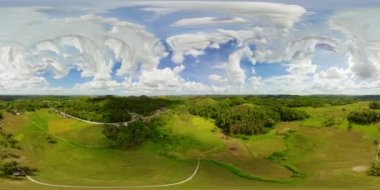 Bohol Adası, Filipinler 'de güneşli bir günde inanılmaz şekilli çikolata tepeleri. 360 panorama VR.