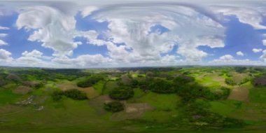 Tropikal manzara: Çikolata tepeleri Filipinler 'in Bohol adasında bulunan ünlü bir turistik merkezdir. 360 panorama VR.