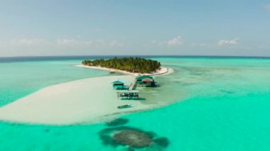 Mercan kayalıklarıyla çevrili kumsal ve tropikal adalar. Onok Adası, Balabac, Filipinler. Yaz ve seyahat tatil konsepti