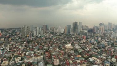Gökdelenleri, modern binaları ve iş merkezleri olan Manila şehri manzarası. Şehir merkezinde modern binalar.