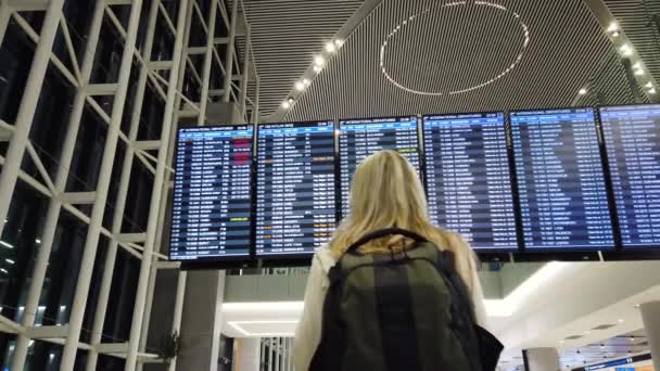 Жінка Перевіряє Розклад Рейсів Міжнародному Аеропорту Концепція Подорожей — стокове відео