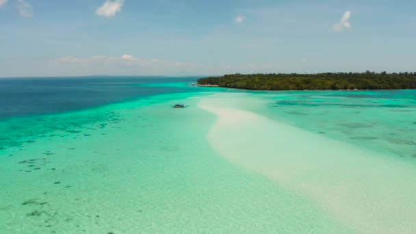 Zandstrand Met Toeristen Tussen Turquoise Wateren Koraalriffen Mansalangan Zandbank Strand — Stockvideo
