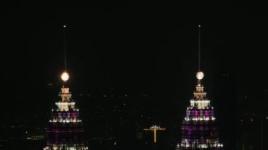 Kuala Lumpur, Malezya - 11 Eylül 2022: Kuala Lumpur 'da gece aydınlanan Petronas ikiz kulelerinin hava manzarası.