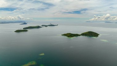 Yukarıdan deniz manzaralı tropik adalar. Borneo, Sabah. Malezya.