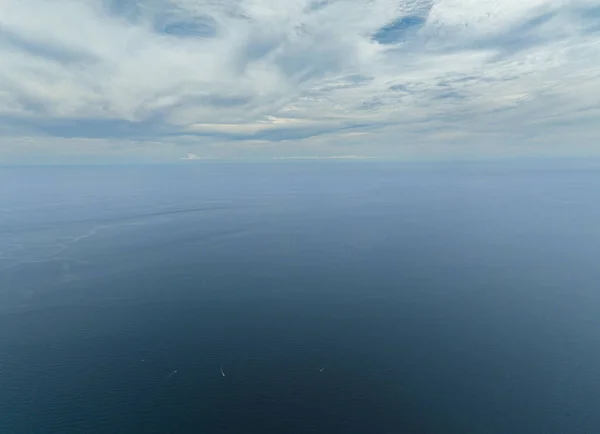 Widok Lotu Ptaka Błękitny Ocean Falami Błękitne Niebo Chmurą Widok — Zdjęcie stockowe