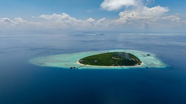 Plajı Mavi Denizi Olan Pompong Adasının Havadan Görünüşü Tun Sakaran — Stok fotoğraf