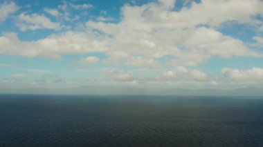 Bulutlu havada deniz manzaralı, hava manzaralı. Su bulutu arkaplanı. Gökyüzüne karşı küçük dalgalarla mavi deniz suyu.