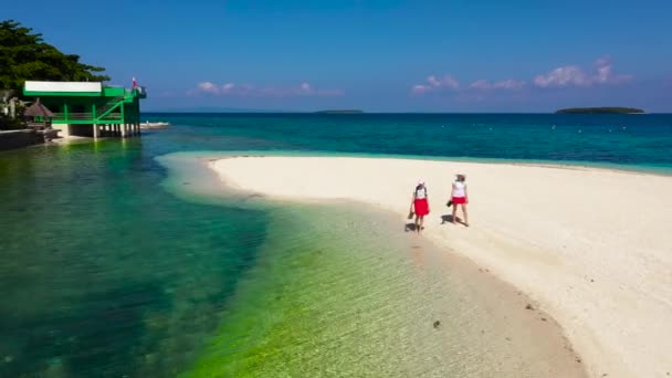 Duas Meninas Estão Andando Longo Praia Praia Areia Branca Uma — Vídeo de Stock