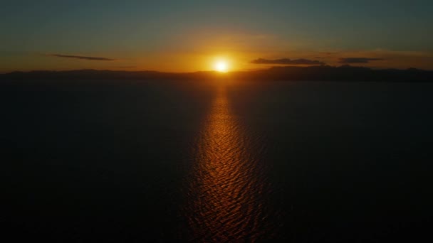 Закат Над Поверхностью Моря Волнами Вид Сверху Отраженное Солнце Поверхности — стоковое видео