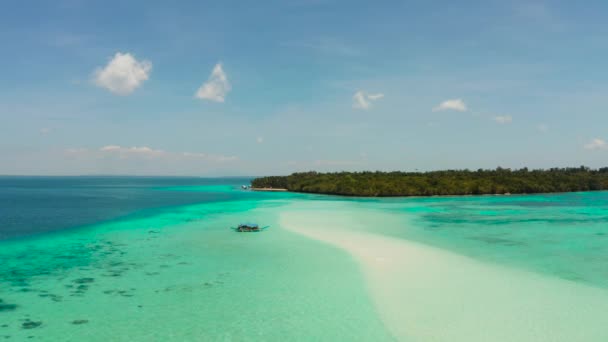 Biała Piaszczysta Plaża Lagunie Turkusową Wodą Tropikalnej Wyspie Mansalangan Piaskownica — Wideo stockowe
