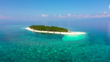 Huzurlu sahil manzarası. Beyaz kumlu, egzotik tropikal plaj manzarası ve muhteşem turkuaz deniz. Digyo Adası, Filipinler.