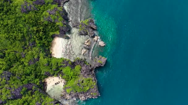 観光客や青い海 空の景色と砂の熱帯の島 フィリピンのカラマン諸島のマトゥカド島 野生の白い砂浜 夏と旅行の休暇のコンセプト — ストック動画
