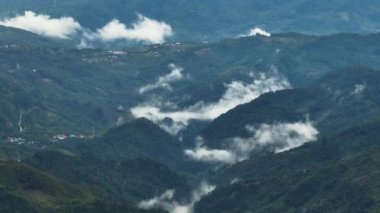 Dağlık bölgede yağmur ormanları ve ormanları olan dağlar. Borneo, Sabah, Malezya.