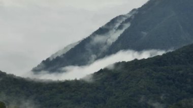 Borneo 'daki orman ve dağların insansız hava aracı. Tropikal bitki örtüsü olan dağ yamaçları. Sabah, Malezya.