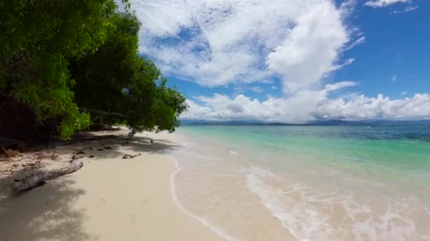 Zeegezicht Met Tropisch Zandstrand Blauwe Oceaan Borneo Maleisië Strand Van — Stockvideo