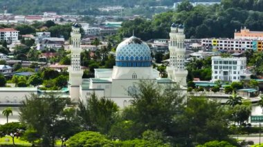 Mescid Bandaraya Kota Kinabalu deniz kenarında. Şehir camii. Sabah, Borneo. Malezya.