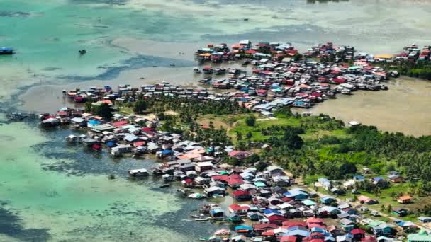 Aldeia Pescadores Localizada Água Mar Casas Dos Pobres Bornéu Semporna — Vídeo de Stock