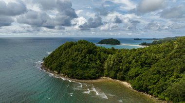 Güzel kumlu sahil ve dalgalı okyanus manzarası. Kelambu Sahili. Borneo, Malezya.