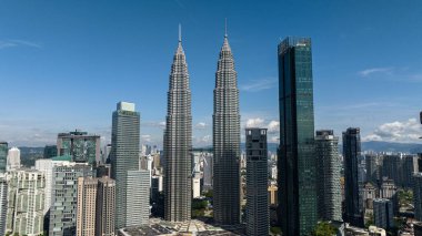 Kuala Lumpur, Malezya - 11 Eylül 2022: Malezya 'daki Kuala Lumpur şehir merkezi ve Petronas ikiz kuleleri.