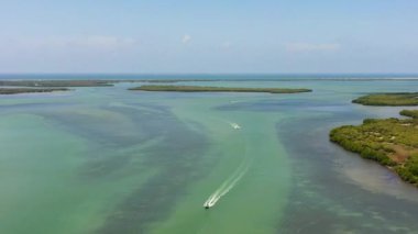 Tropikal adalar arasındaki sürat teknelerinin hava görüntüsü. Sri Lanka.