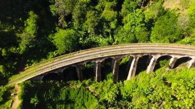 Ella yakınlarındaki Highlands 'taki Nine Arches Köprüsü, yukarıdan Sri Lanka manzaralı. Çevrede Orman ve Çay Çiftliği.