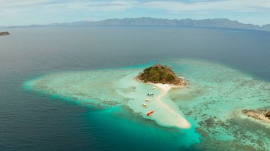 Hava deniz manzaralı tropikal ada ve kumsal, turkuaz su ve mercan resifi. Malacory Adası, Filipinler, Palawan. Tropikal adada turist tekneleri.