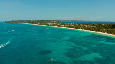 Turkuaz suyu ve yukarıdan beyaz kumlu plajı olan tropik bir göl. Boracay, Filipinler. Turistlerin ve otellerin olduğu beyaz plaj. Yaz ve seyahat tatil konsepti.