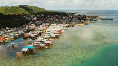 Denizin üstüne inşa edilmiş stilt evler köyü, üst manzara. Dapa, Siargao, Filipinler.