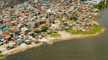 Manila 'nın varoşlarında limana yakın. Nehir plastik ve çöp ile kirlenmiş. Manila, Filipinler.