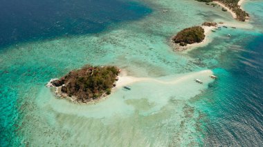 Hava deniz manzaralı tropikal ada ve kumsal, turkuaz su ve mercan resifi. Malacory Adası, Filipinler, Palawan. Tropikal adada turist tekneleri.