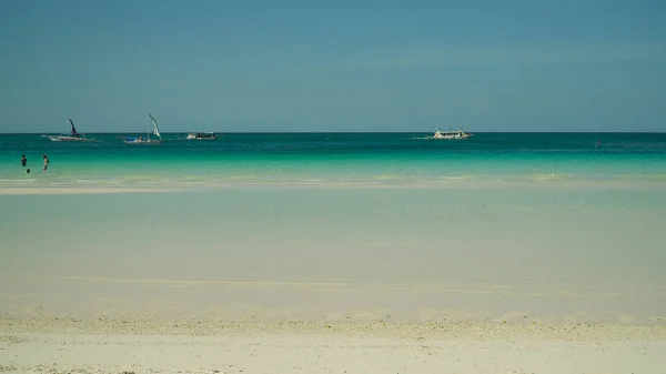 Tropisch Strand Met Boten Jachten Een Achtergrond Van Hemel Zomer — Stockfoto