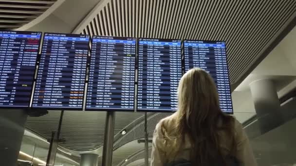 Vrouw Controleert Vluchtschema Internationale Luchthaven Reisconcept — Stockvideo