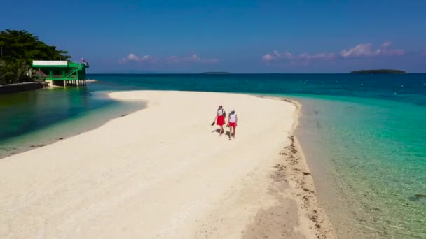 Turistas Caminham Longo Praia Areia Branca Himokilan Island Leyte Island — Vídeo de Stock