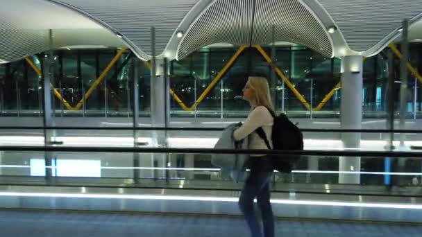 Žena Letištním Schodišti Letišti Istanbul Turecko Cestovatel Batohem Letištním Terminálu — Stock video