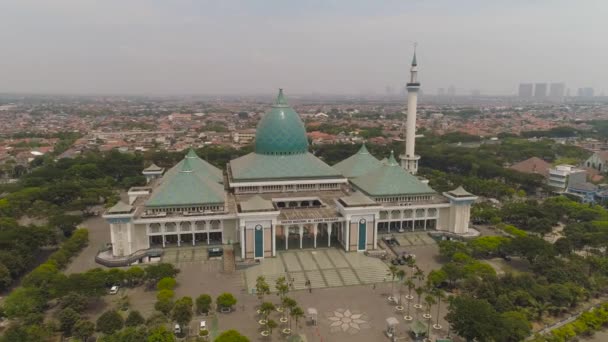 有Al Akbar清真寺 摩天大楼 建筑物和房屋的Surabaya空中城市景观 印度尼西亚苏拉巴亚的Akbar清真寺 爪哇岛上美丽的清真寺 有尖塔 — 图库视频影像