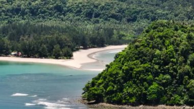 Temiz su ve deniz sörfü ile güzel kumlu kumsalın hava aracı. Borneo, Malezya.