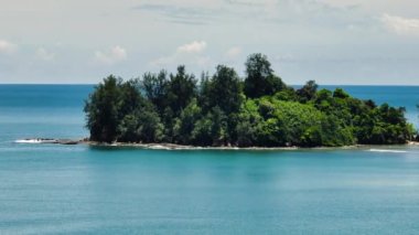 Tropik ada ve mavi deniz. Tropik bölgelerde deniz manzarası. Borneo, Sabah, Malezya.