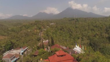 Budist tapınağı Vihara Dharma Giri ve uyuyan Buda. Bali Seyahat konsepti dağlarındaki Budist tapınağı. Endonezya