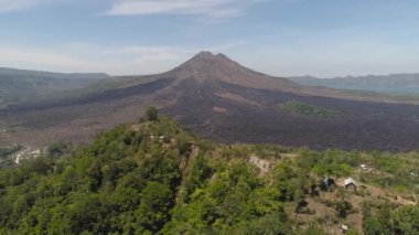 Hava dağlarının yamaçlarında yeşil bitki örtüsüyle kaplı kayalar, volkanik batur gökyüzü olan ağaçlar ve Endonezya 'daki Bali bulutları. Seyahat konsepti. Hava görüntüleri.